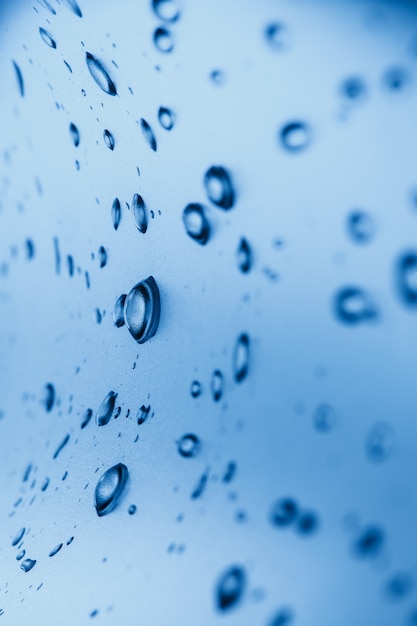 Gotas de agua limpia en el vaso.