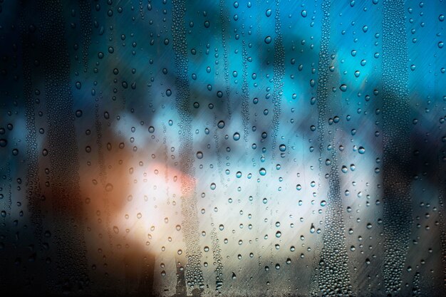 Gotas de agua con luz y sombra