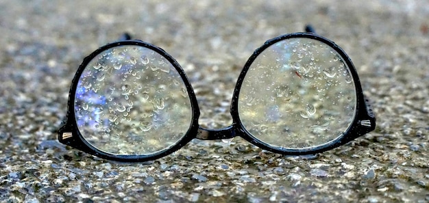 Foto gotas de agua en un marco negro para gafas de lectura