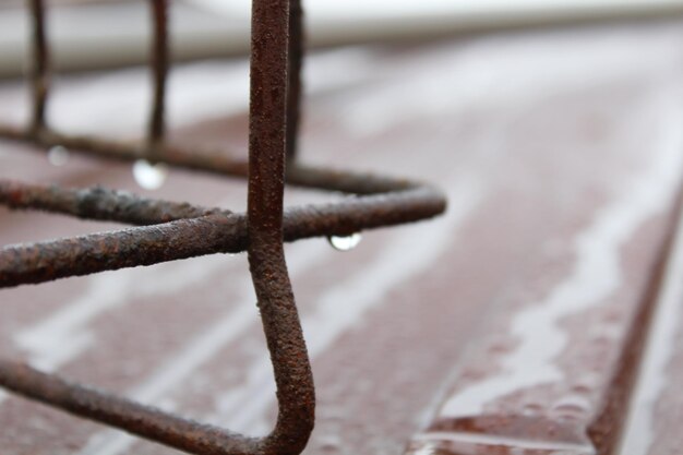 Las gotas de agua en el metal oxidado