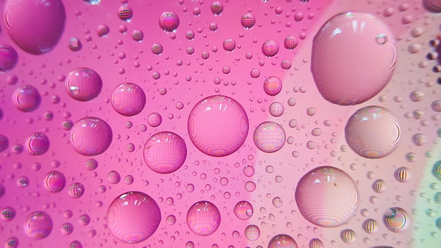 Gotas de agua en la pantalla del teléfono con un fondo colorido