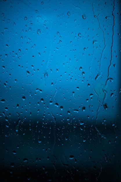 Foto gotas de agua pegadas en vidrio