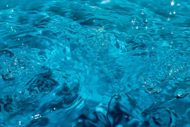 Las gotas de agua que caen en el tanque se ondulan.