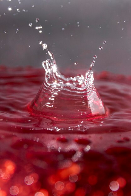 gotas de agua que cuando caen crean hermosas coronas y formas