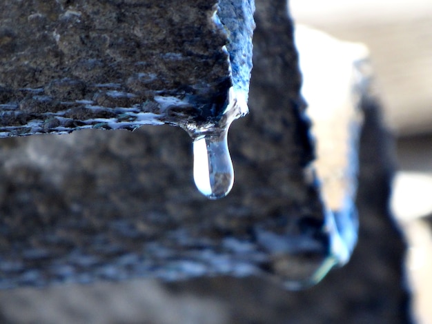 Gotas de agua que gotean del techo de la casa gotas de agua