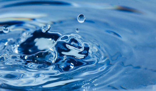 Foto gotas de agua, salpicaduras de gotas de agua azul. primer plano de gota de agua, macro de gota de agua azul