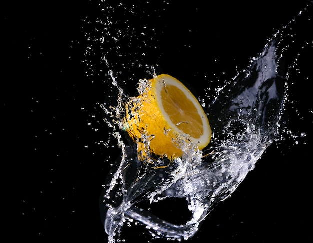 Gotas de agua salpicando un limón