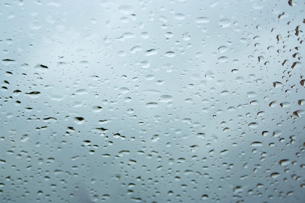 Gotas de agua sobre el cristal de la ventana