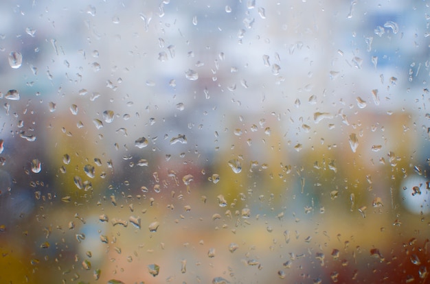 Gotas de agua sobre el cristal de la ventana