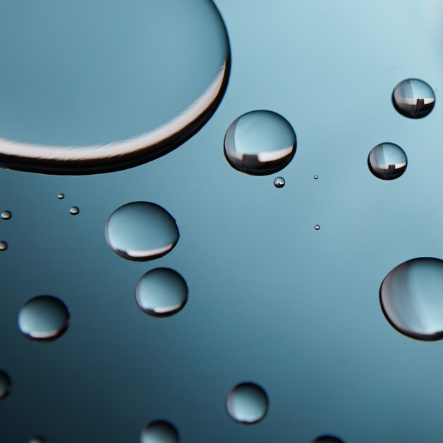 Gotas de agua sobre degradado azul como fondo de naturaleza abstracta