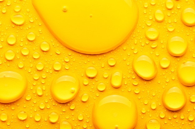 Gotas de agua sobre un fondo amarillo