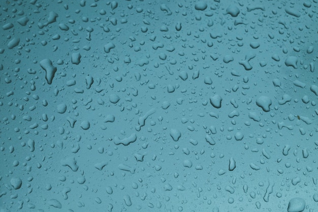 gotas de agua sobre fondo azul brillante de vidrio