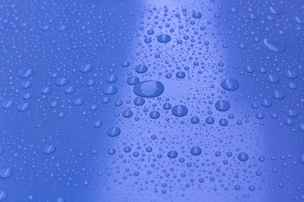 Gotas de agua sobre fondo azul brillante