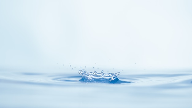 Gotas de agua sobre un fondo azul.
