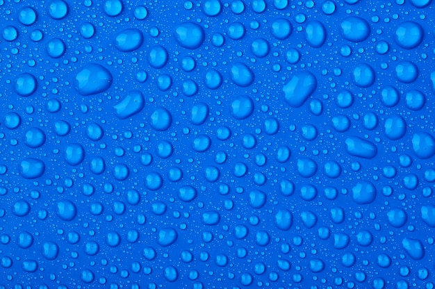 Gotas de agua sobre un fondo azul.