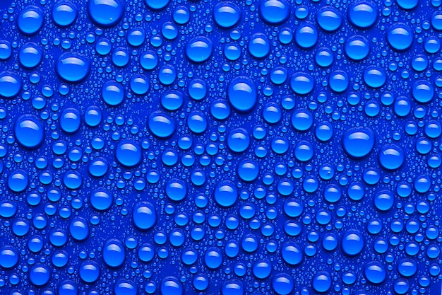 Gotas de agua sobre un fondo azul.