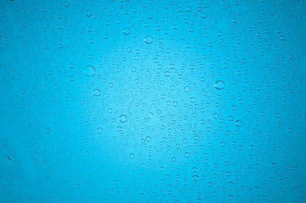 Gotas de agua sobre un fondo azul.