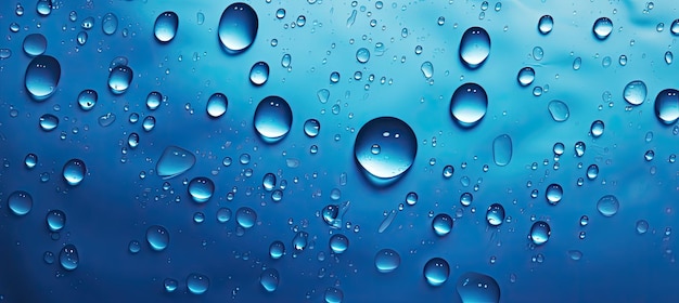 Gotas de agua sobre un fondo azul