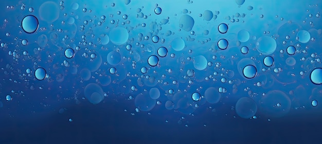 Gotas de agua sobre un fondo azul