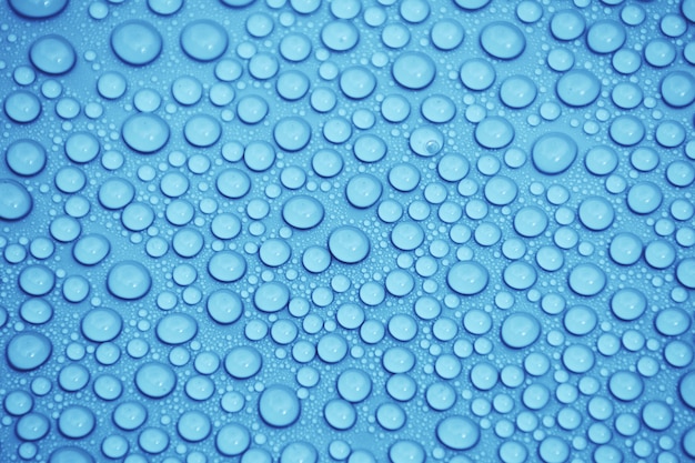 Gotas de agua sobre fondo azul