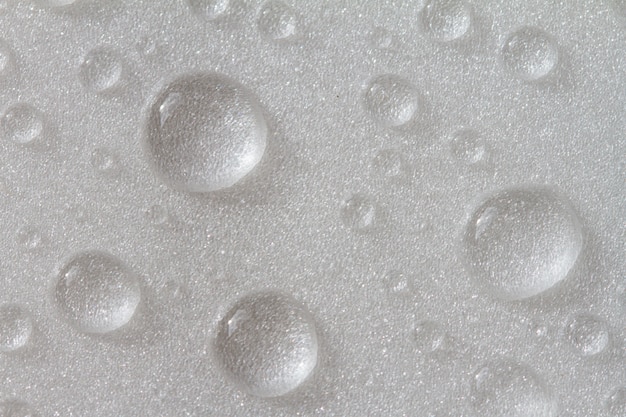 Gotas de agua sobre fondo blanco