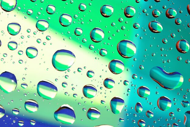 Gotas de agua sobre fondo de color