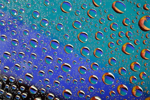 Gotas de agua sobre fondo de color