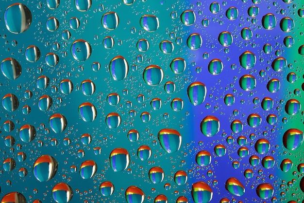 Gotas de agua sobre fondo de color