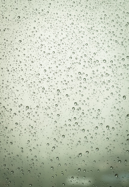 Gotas de agua sobre el fondo de cristal de la ventana.