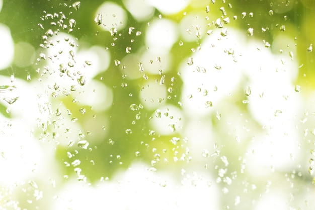 Foto gotas de agua sobre el fondo de cristal de la ventana