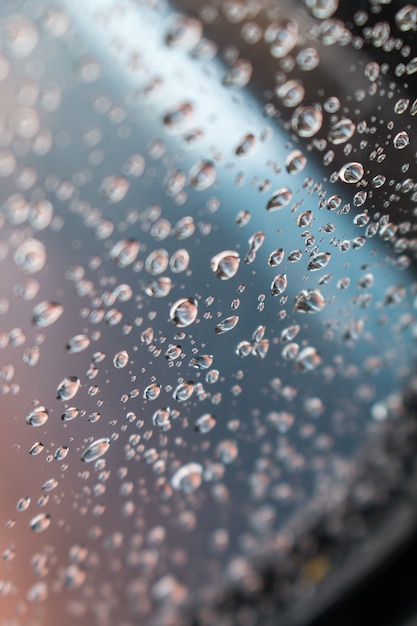 Gotas de agua sobre el fondo de cristal de la ventana.