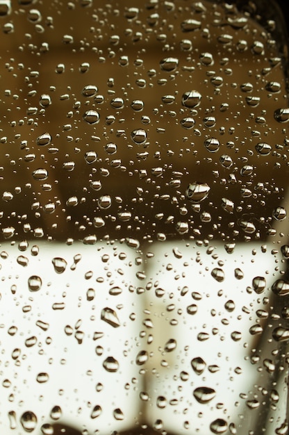 Gotas de agua sobre el fondo de cristal de la ventana.