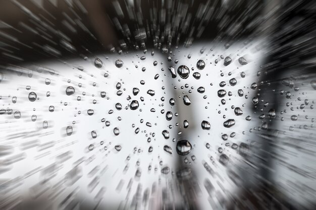 Gotas de agua sobre el fondo de cristal de la ventana.