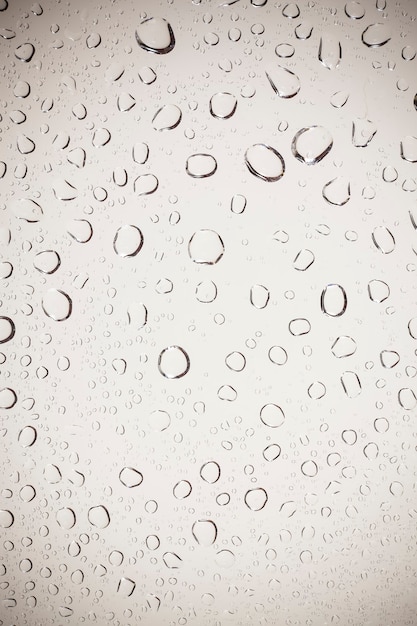 Foto gotas de agua sobre fondo de cristal.