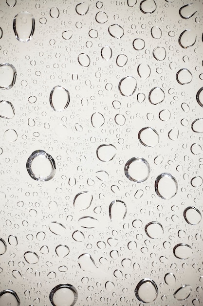 Foto gotas de agua sobre fondo de cristal.