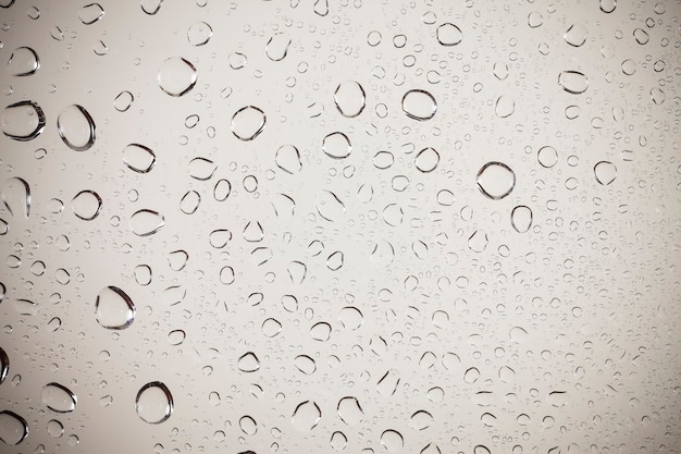 Foto gotas de agua sobre fondo de cristal.