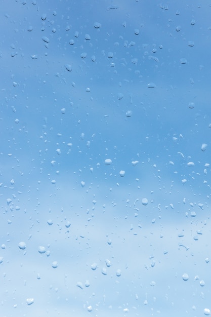 Gotas de agua sobre el fondo de cristal