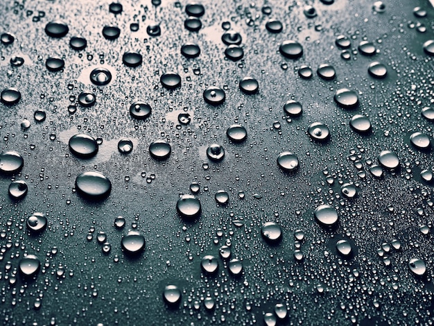 Gotas de agua sobre fondo gris