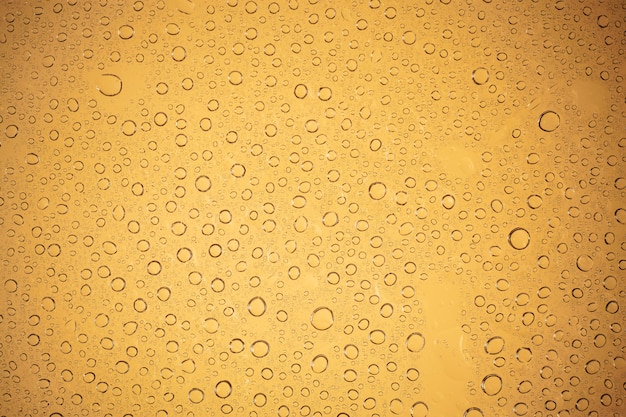 Gotas de agua sobre fondo marrón.