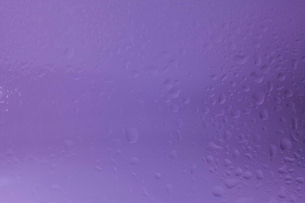 Gotas de agua sobre fondo morado