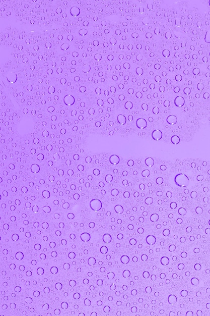 Gotas de agua sobre fondo morado