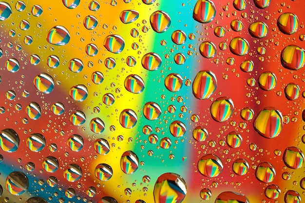 Gotas de agua sobre fondo multicolor