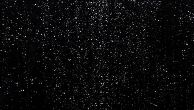 Gotas de agua sobre fondo negro