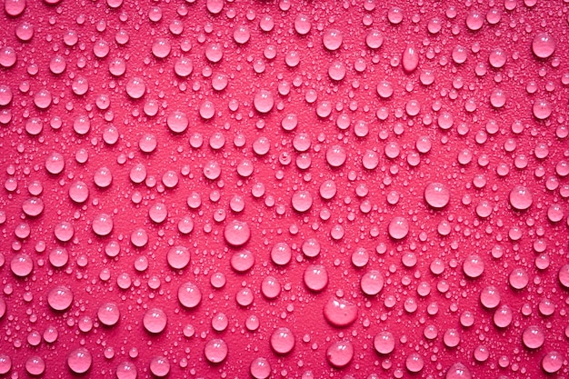 Gotas de agua sobre fondo rojo.