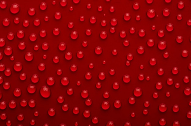 Gotas de agua sobre un fondo rojo.