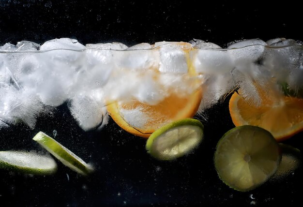 Gotas de agua sobre frutos dulces maduros y bayas. Fondo de frutas frescas con espacio de copia de su texto. Concepto vegano y vegetariano.