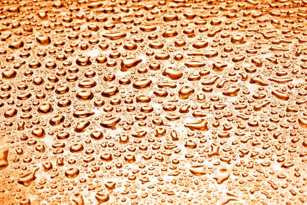 Foto gotas de agua sobre metal dorado una hermosa textura inusual