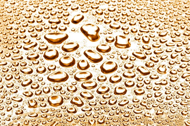 Foto gotas de agua sobre metal dorado una hermosa textura inusual