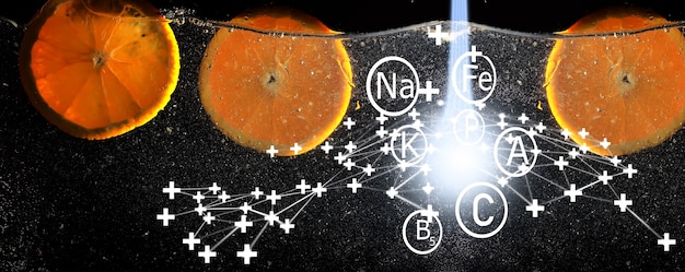 Gotas de agua sobre naranja dulce madura. Fondo de mandarina fresca con espacio de copia de su texto. Concepto vegetariano.