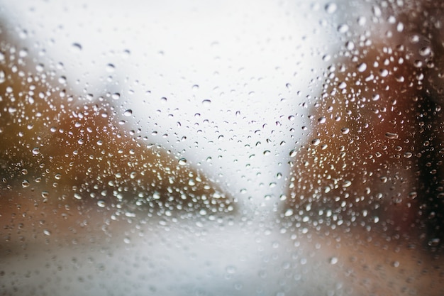 Gotas de agua sobre el parabrisas